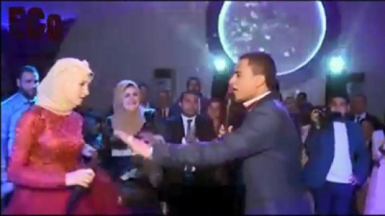 فيديو: عروسان مصريان يشعلان مواقع التواصل بمشاجرة من نوع خاص