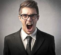 الصراخ بصوت مرتفع مسكن جيد للألم