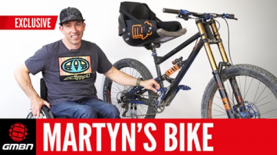 شاهد: مشلول يقود دراجة هوائية ببراعة