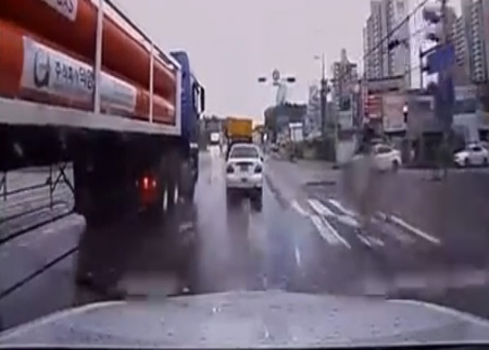 سائق شاحنة يصطدم بسيارة ويسحبها معه