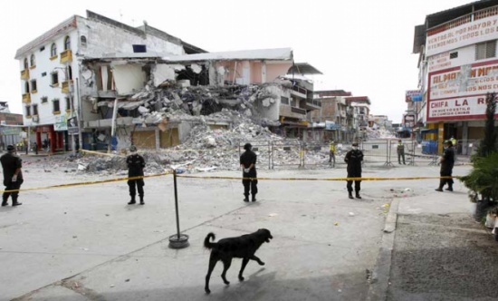 انتشال رجل من تحت الانقاض بعد 13 يوما على زلزال الاكوادور