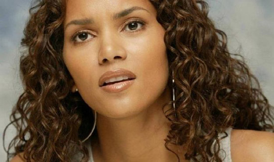 هالي بيري تعلن خبر حملها.. وتقول: "حملي الثاني أكبر مفاجأة في حياتي"