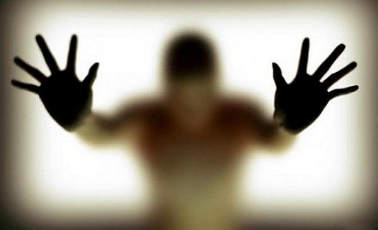 شاب يغتصب جاره 6 مرات تحت التهديد شاب يغتصب جاره 6 مرات تحت التهديد