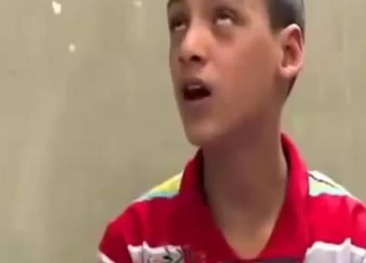 فيديو| الطفل الذي أبكى المشاهدين ...لايريد الإبصار