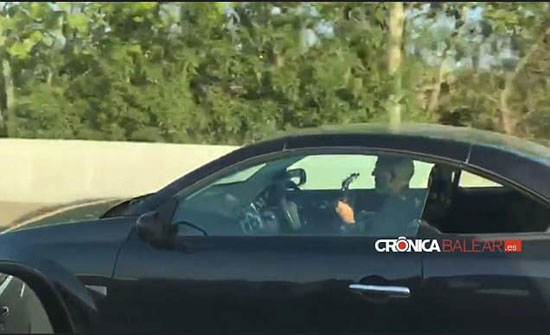 شاهد: سائق يعزف الجيتار أثناء قيادته على الطريق السريع