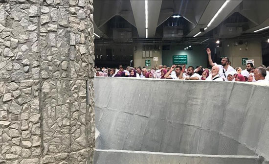 حجاج بيت الله الحرام يواصلون رمي الجمرات في ثاني أيام التشريق حجاج بيت الله الحرام يواصلون رمي الجمرات في ثاني أيام التشريق