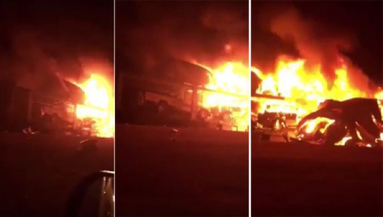 بالفيديو: حريق هائل يلتهم 8 سيارات بعد اندلاعه في شاحنة