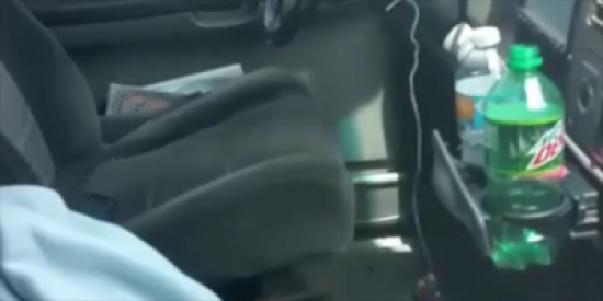 شاهد.. رجل يستخرج مفتاحه من داخل سيارته بطريقة عجيبة