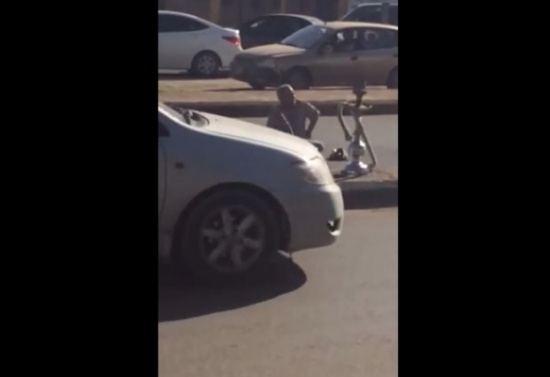 شخص يدخن الشيشة وسط الشارع