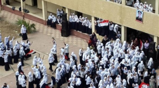 والدة طالبة تقتحم مدرسة وتضرب 3 معلمات والدة طالبة تقتحم مدرسة وتضرب 3 معلمات