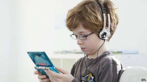 ألعاب الفيديو لفترات قصيرة يوميا تفيد الأطفال ألعاب الفيديو لفترات قصيرة يوميا تفيد الأطفال