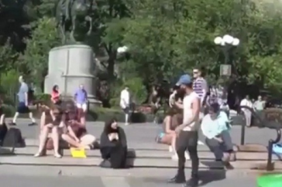 شاب يتهجّم على فتاة ويخلع حجابها بالشارع.. شاهد كيف رد فعل المارّة؟