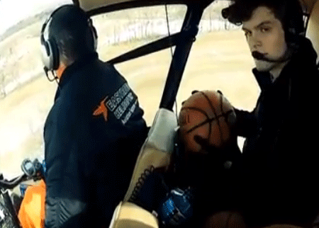 لاعب كرة سلة يقوم بتسديد الكرة من داخل الطائرة