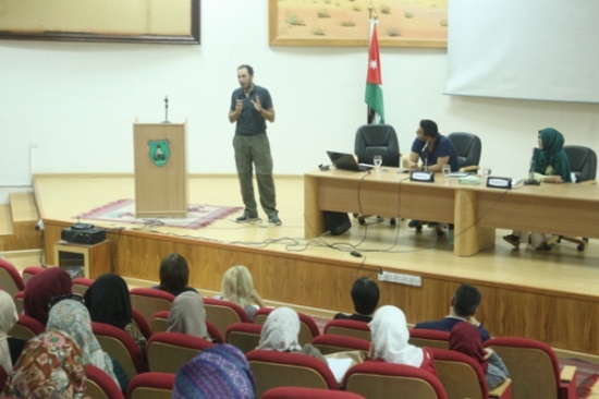 راكب الدراجات الهوائية "غنتش" يعرض تجربته أمام طلبة "الأردنية"