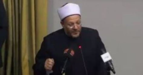 مفتي مصر : يجوز قطع الصلاة للرد على التليفون