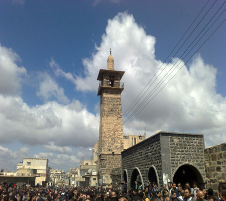 لحظة انهيار مسجد بناه عمر بن الخطاب وهدمه الأسد " فيديو" لحظة انهيار مسجد بناه عمر بن الخطاب وهدمه الأسد " فيديو"