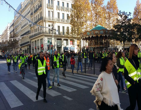 محتجو السترات الصفراء لا يزالون يعرقلون المرور في فرنسا