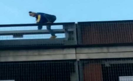 بالفيديو والصور : فتاة تتسلق مبنى 8 طوابق بيديها العاريتين بالفيديو والصور : فتاة تتسلق مبنى 8 طوابق بيديها العاريتين