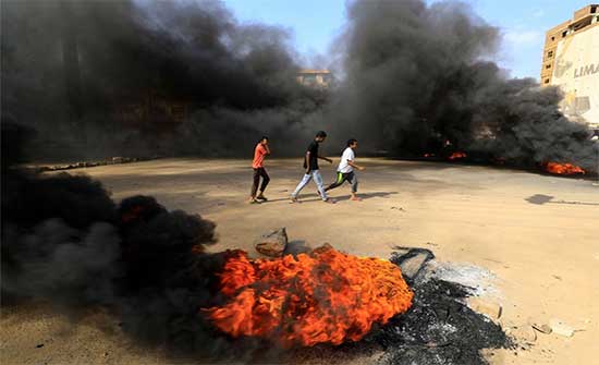 بلومبيرغ : العسكريون والمدنيون يقتربون من التوصل لاتفاق لتقاسم السلطة في السودان بلومبيرغ : العسكريون والمدنيون يقتربون من التوصل لاتفاق لتقاسم السلطة في السودان