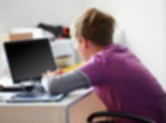 طالب ينظم مظاهرة للمطالبة بإعطاء المزيد من الواجبات المنزلية