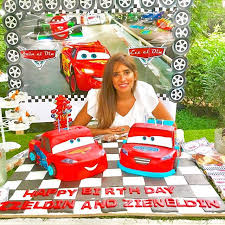 زينة احتفلت بتوأميها مع أصدقائها – بالصور