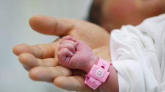 أصغر أب في البحرين عمره 13 عاماً