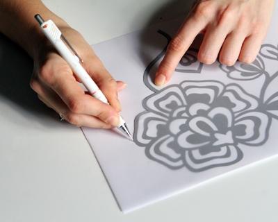 سقطت من الدرج فتحولت إلى رسامة محترفة !