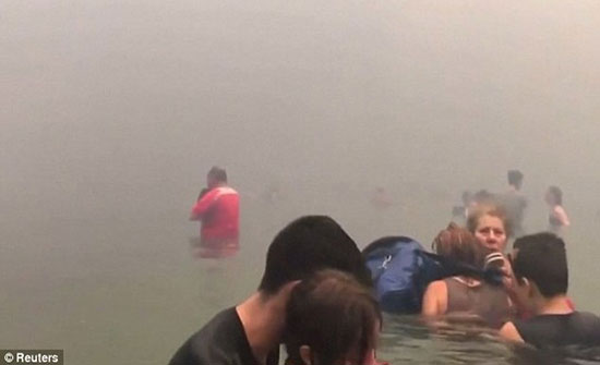 فيديو : الرعب يجتاح الهاربين من حرائق اليونان إلى البحر