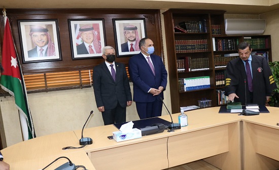 54 محامياً يؤدون اليمين القانونية أمام وزير العدل 54 محامياً يؤدون اليمين القانونية أمام وزير العدل
