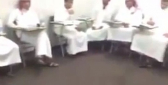 شاهد: رد فعل طلاب يسخرون من معلمهم البريطاني وفاجئهم بأنه يفهم العربية