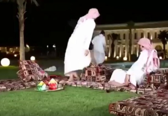 شاهد.. داعية يقطع برنامج تلفزيوني لينقذ طفل من الغرق