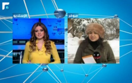 شاهد.. مذيعة لبنانية ترتجف من البرد على الهواء مباشرةً