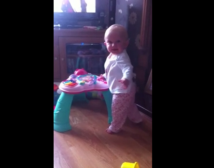 بالفيديو .. ردة فعل طفل صغير بعد "عطسة" مفاجأه من الأم