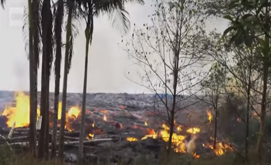 بالفيديو :نهر من الحمم يندفع نحو أحياء سكنية في هاواي