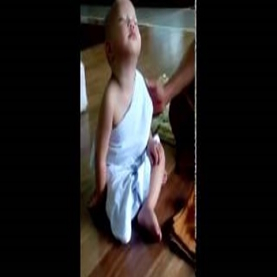 بالفيديو.. لقطات طريفة لاطفال يغطون في نوم عميق أثناء الصلاة