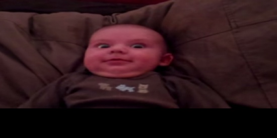 شاهد.. طفل خائف من شخير والده !