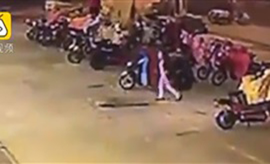 بالفيديو: مشهد مروع للحظة سقوط طفلة في حفرة على الطريق بالفيديو: مشهد مروع للحظة سقوط طفلة في حفرة على الطريق