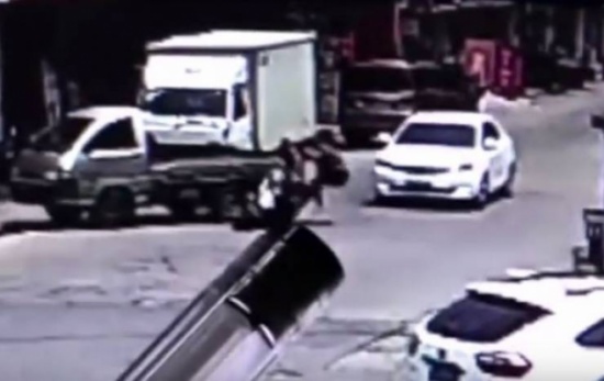 فيديو| لحظة إنقاذ امرأة من الموت دهسا أسفل سيارة