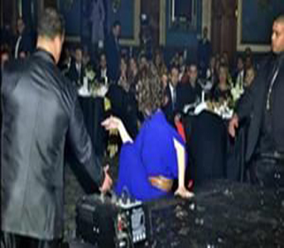 كندة علوش تسقط أرضاً أثناء تسلمها جائزتها..بالفيديو