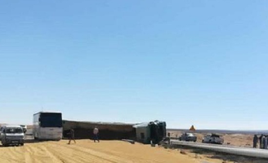 بالصور : اصابة في تدهور شاحنة قمح .. وخسارة الحمولة بالصور : اصابة في تدهور شاحنة قمح .. وخسارة الحمولة
