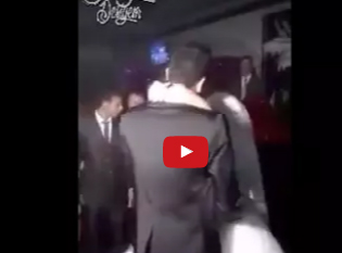 شاهد.. عناق حار بين عروسين يشعل حفل زفافهما