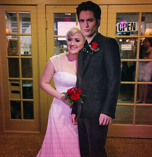 بالصور.. مهووسة Twilight تتزوج لوحاً ورقياً لبطل الفيلم