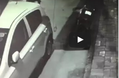 شاهد.. لحظة سرقة حقيبة من سيارة أمام المارة