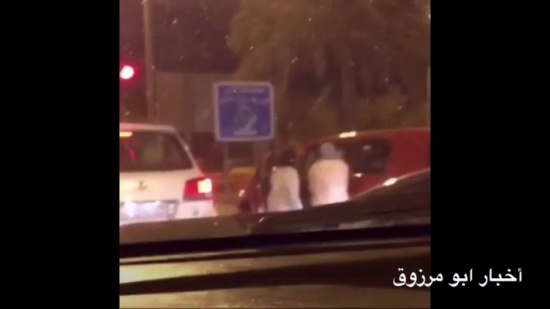 “فيديو”: فتاتان تعتديان بالضرب على سائق سيارة بالكويت “فيديو”: فتاتان تعتديان بالضرب على سائق سيارة بالكويت
