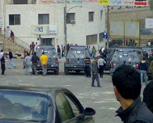 تجمع العشرات أمام منزل النسور للمطالبة بالافراج عن معتقلي البلقاء