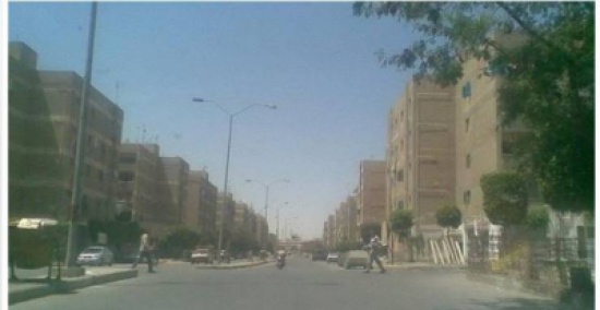 فيديو| رجلان عملاقان يظهران بالقرب من أهرامات الجيزة!