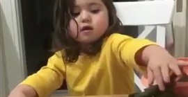 طفلة تشعل فيس بوك بطريقة لف ورق العنب (فيديو)