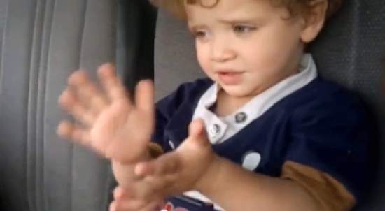 طفل يصفق وهو نائم