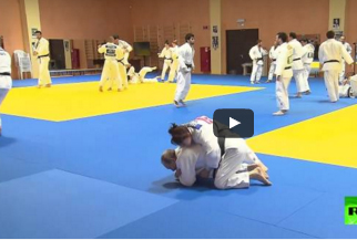 شاهد..  فتاة تطرح الرئيس بوتين على الارض