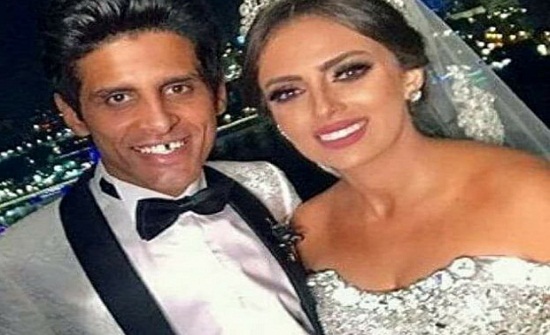 حمدي الميرغني وقبلة حميمة لزوجته في زفافهما – بالصورة حمدي الميرغني وقبلة حميمة لزوجته في زفافهما – بالصورة